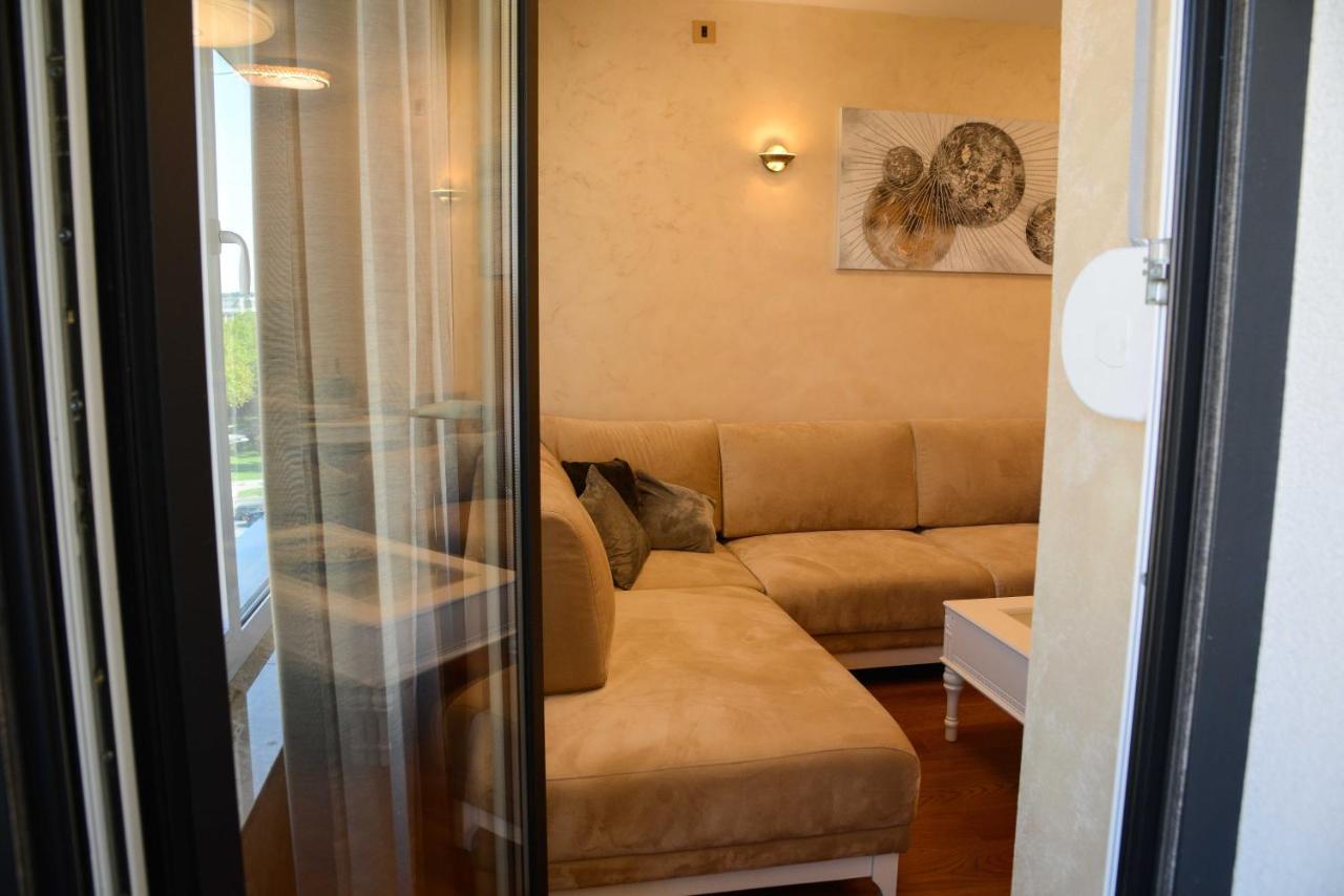 Tesla 70 Apartment With Secure Parking In The Garage Novi Sad Dış mekan fotoğraf