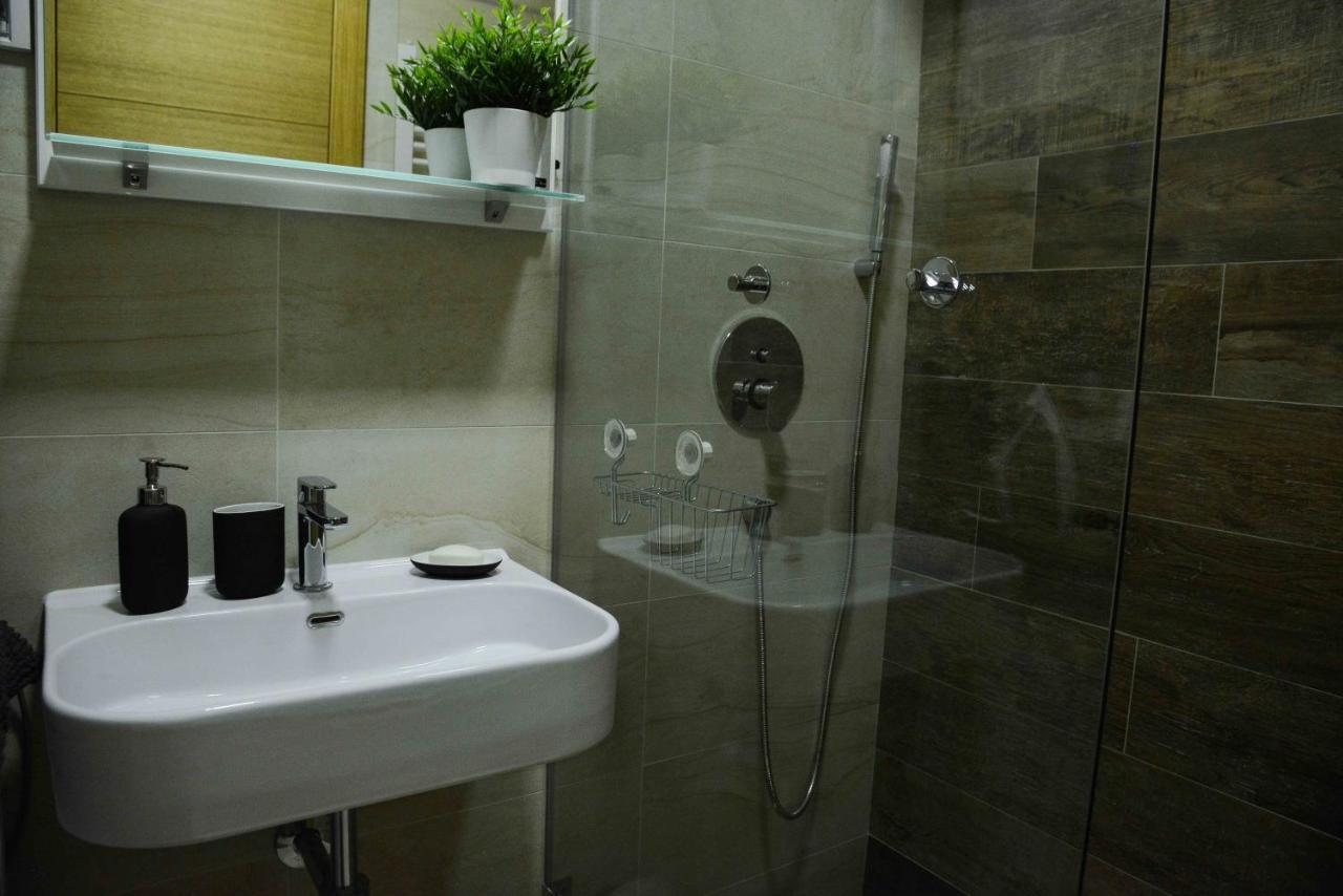 Tesla 70 Apartment With Secure Parking In The Garage Novi Sad Dış mekan fotoğraf