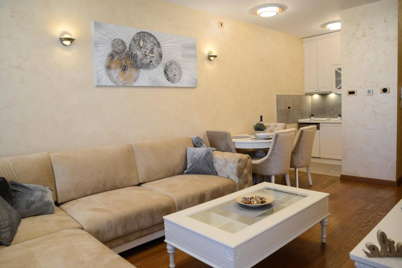 Tesla 70 Apartment With Secure Parking In The Garage Novi Sad Dış mekan fotoğraf