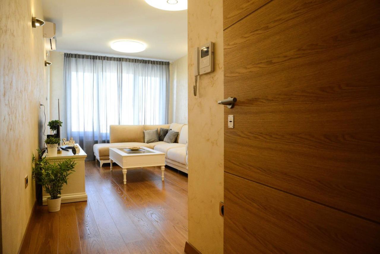 Tesla 70 Apartment With Secure Parking In The Garage Novi Sad Dış mekan fotoğraf