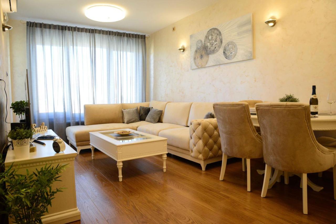 Tesla 70 Apartment With Secure Parking In The Garage Novi Sad Dış mekan fotoğraf