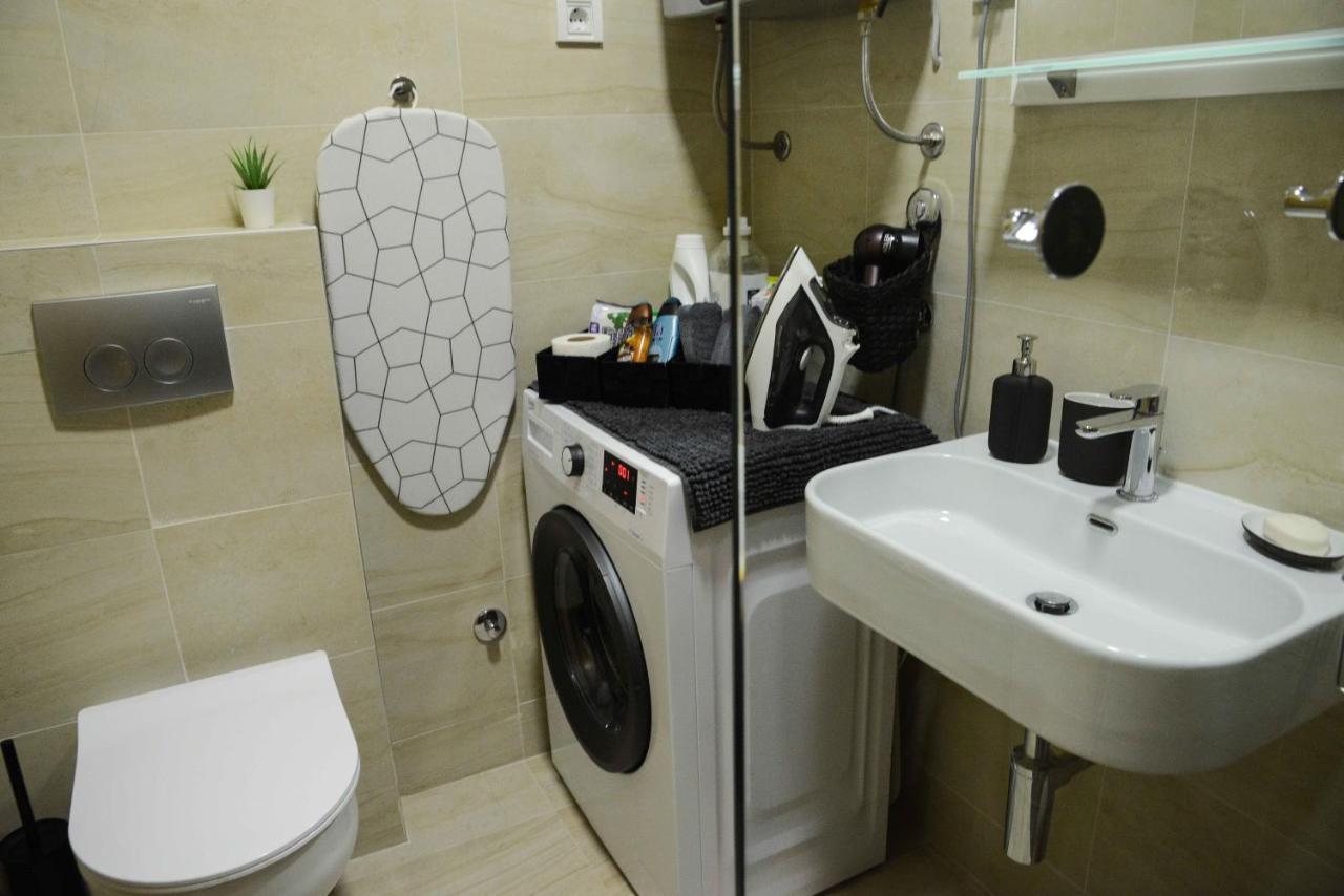 Tesla 70 Apartment With Secure Parking In The Garage Novi Sad Dış mekan fotoğraf