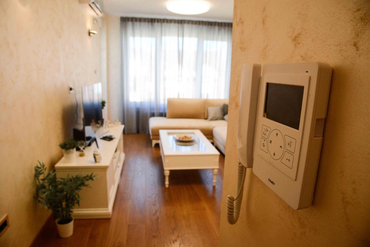 Tesla 70 Apartment With Secure Parking In The Garage Novi Sad Dış mekan fotoğraf